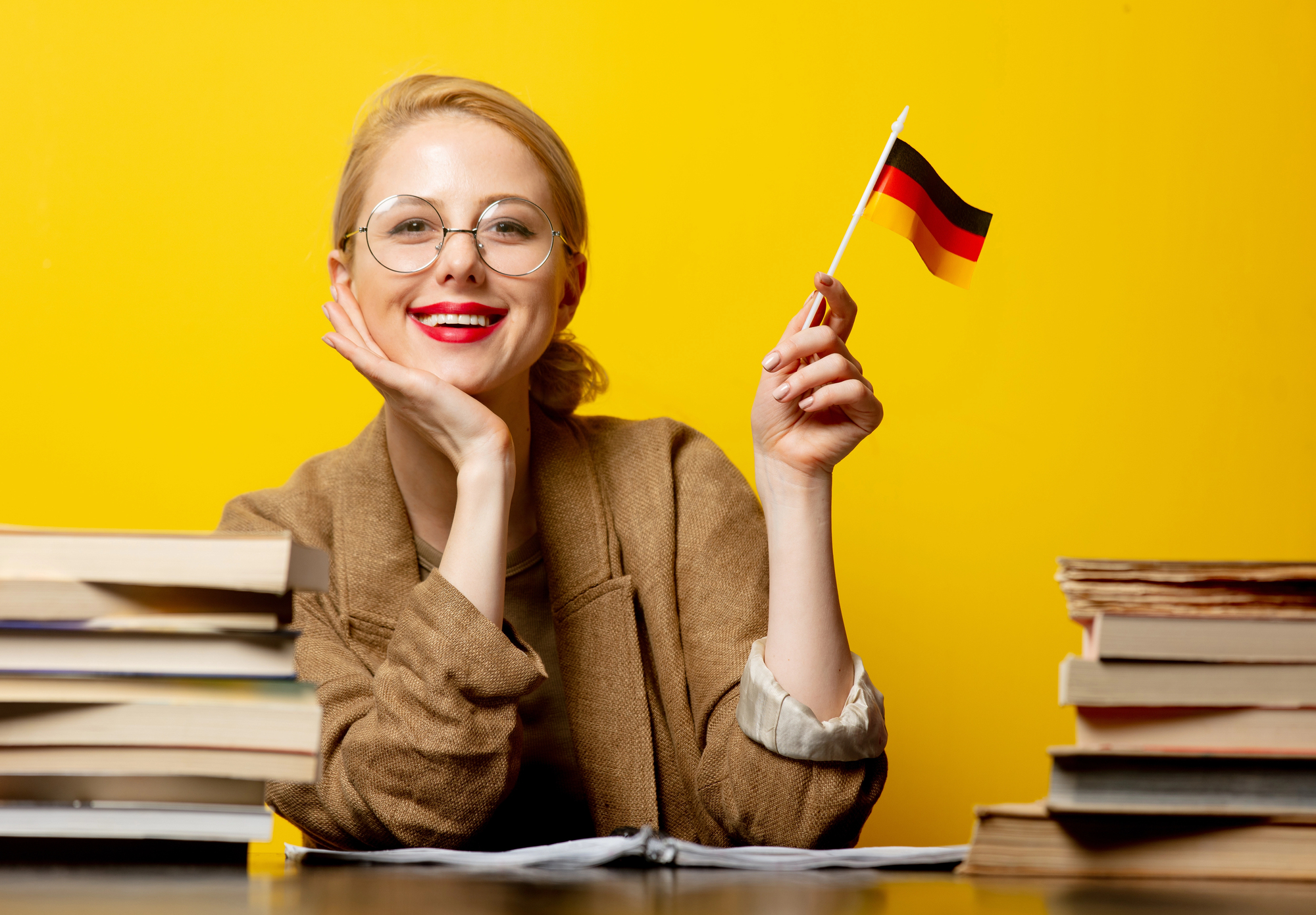 profesora sosteniendo bandera en aleman