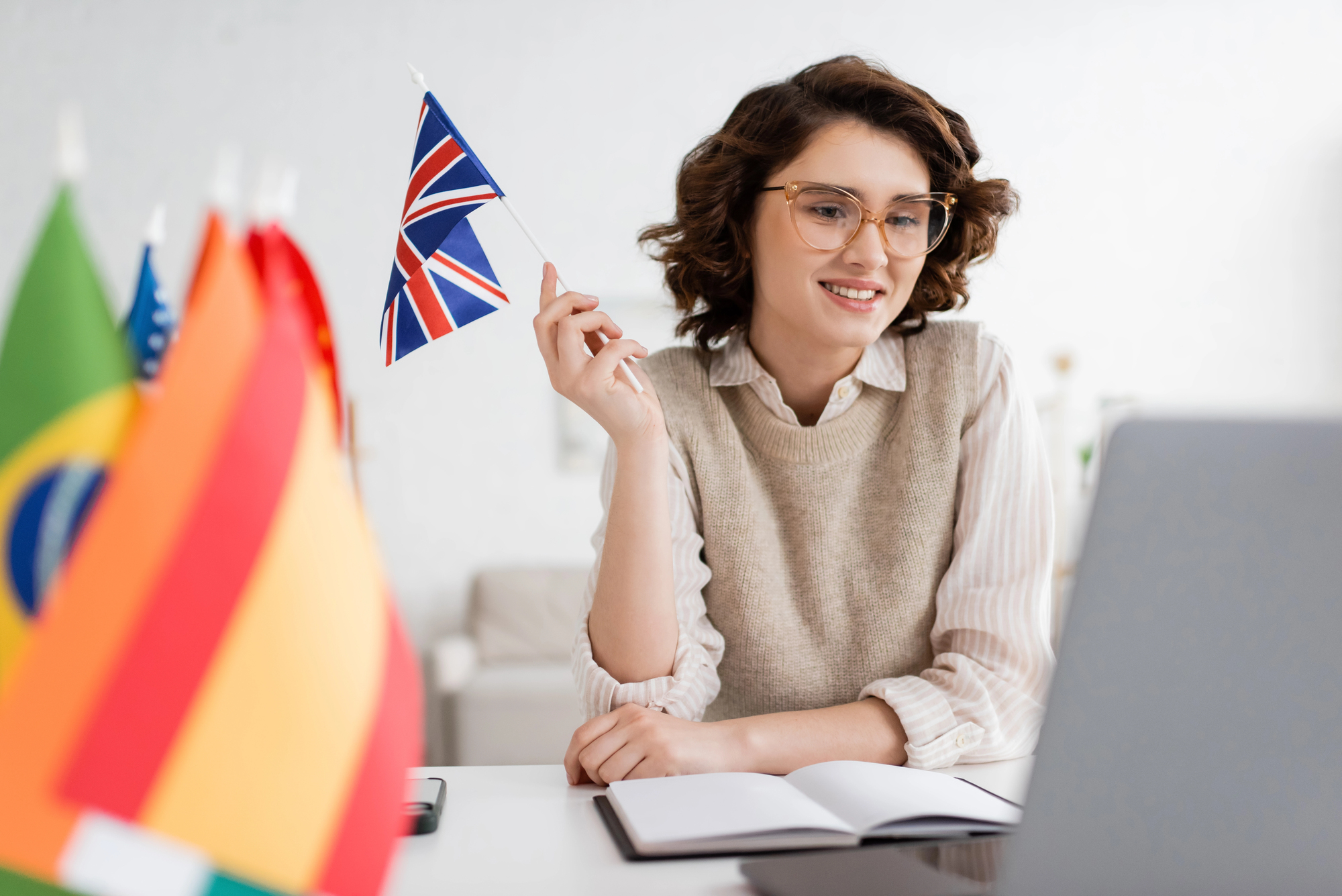 Profesora de ingles sosteniendo una bandera